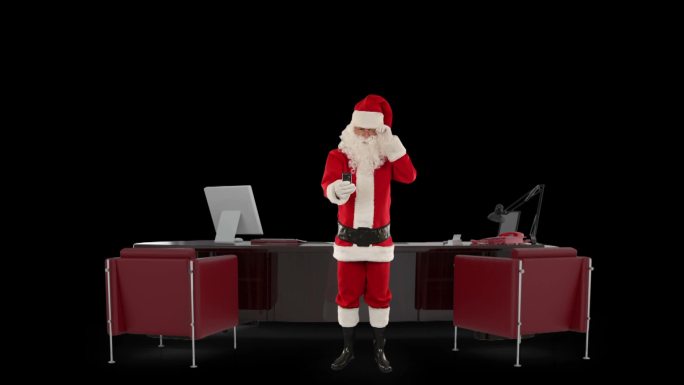 圣诞老人在他的现代圣诞办公室里用手机聊天