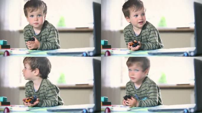 小男孩在笔记本电脑上看动画片