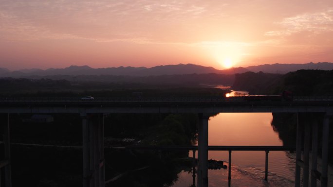 夏日夕阳高速公路河流风景