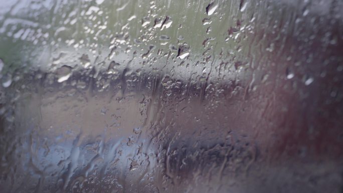 下雨天车窗上的雨滴