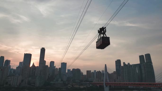 夕阳下的重庆跨江长江索道山水之城美丽之地