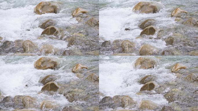 4K正版-湍急河水流过浅滩石头 01