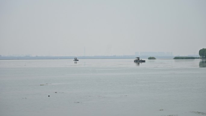 4k太湖景色渔船渔民忙碌