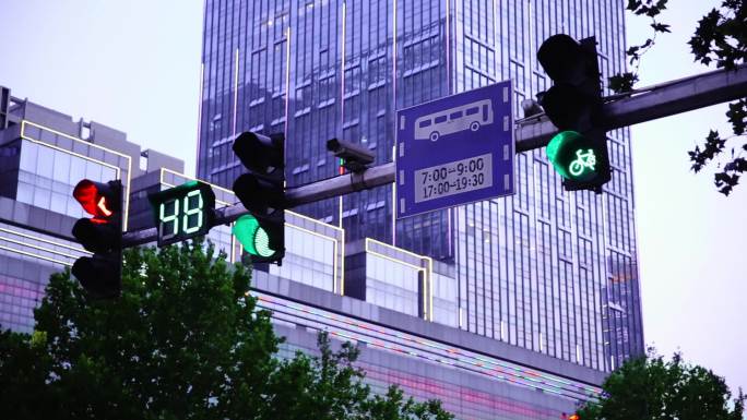 红绿灯十字路口交通信号灯变换