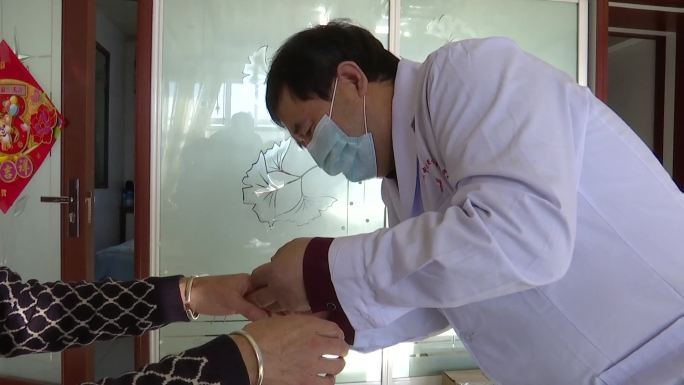 中医针灸按摩给患者手部扎针治疗中医诊所