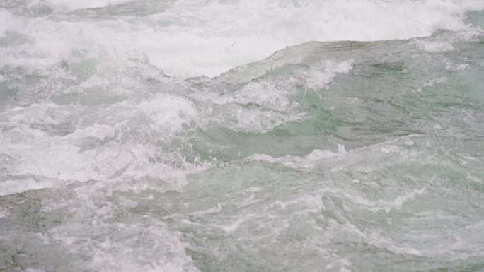 4K正版-湍急河水流过浅滩石头 09