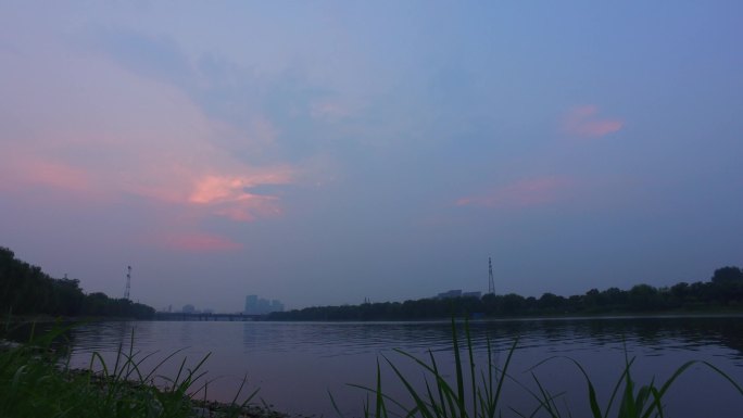 河边暮色水天一色暮色苍茫水边傍晚阴天寂寞