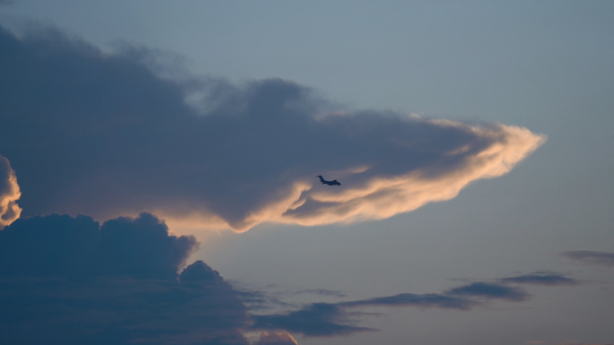 唯美晚霞天空飞机飞过云层