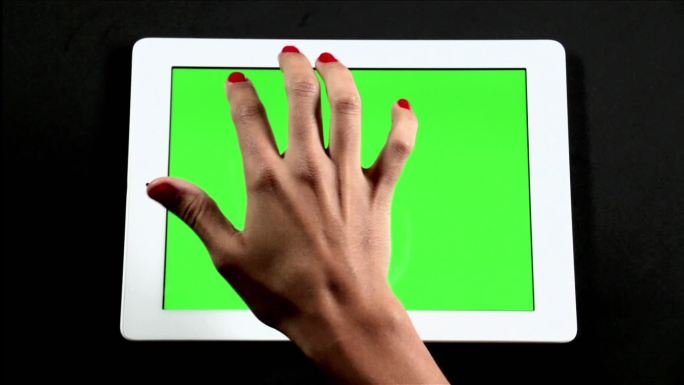 手指在触摸屏上轻触和滑动，以模拟与平板电脑设备的交互。有许多不同的滑动、轻拍、捏拉选项，因此你的构图