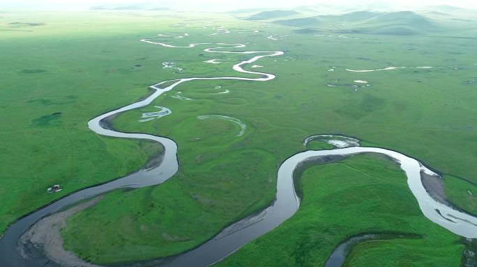 航拍绿色草原蜿蜒河流