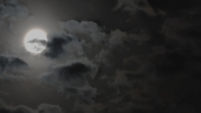 中秋月亮在云层中穿行延时摄影