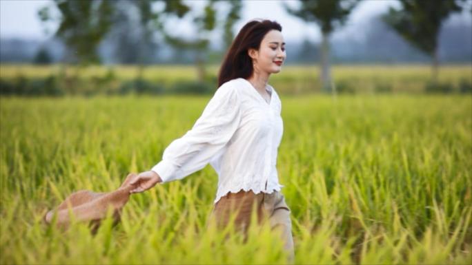 年轻女子在稻田奔跑