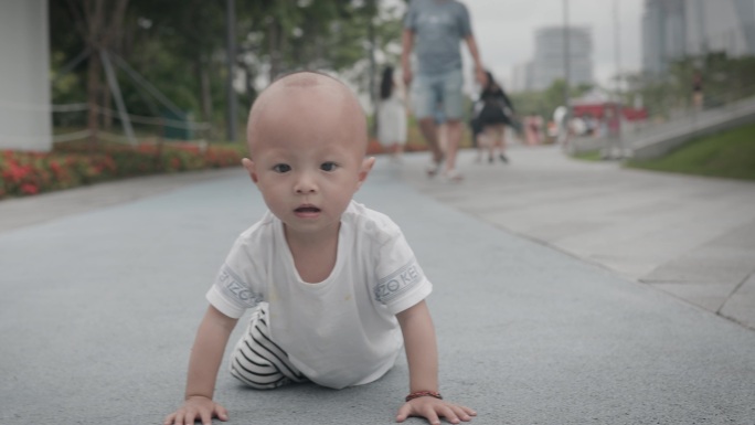 努力学走路的宝宝