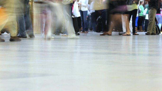 游客穿过大中央车站时的低角度视野