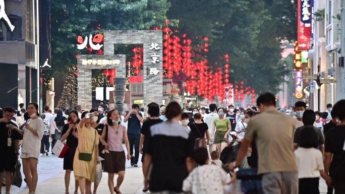 疫情下广州北京路繁忙步行街行人