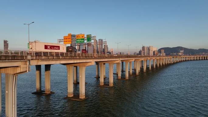 沿江高速与城市