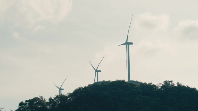 发电风车山顶白云阳光空镜头