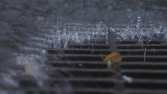 雨水流进雨篦子