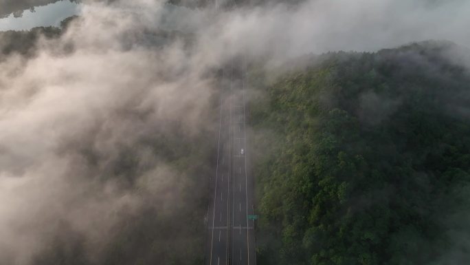 7月28日云雾下的高速公路