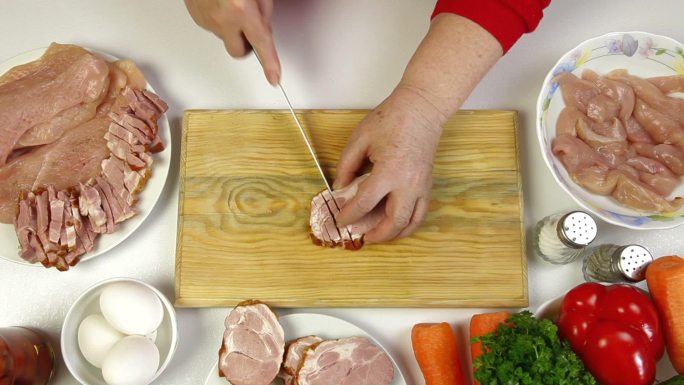 手切猪肉培根，一种烹饪鸡肉卷的原料。俯视图
