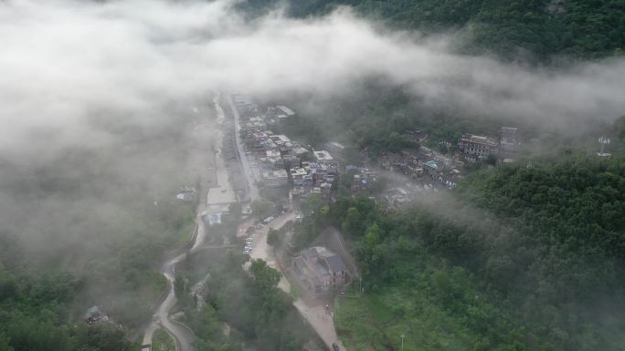 航拍云雾下郭亮村