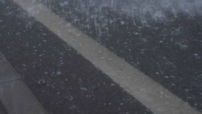 暴雨特写、雨天车流