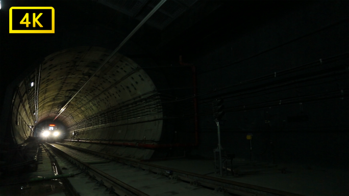 原创地铁隧道纵深地铁行驶中地铁穿过镜头