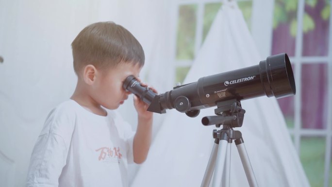 男童望远镜