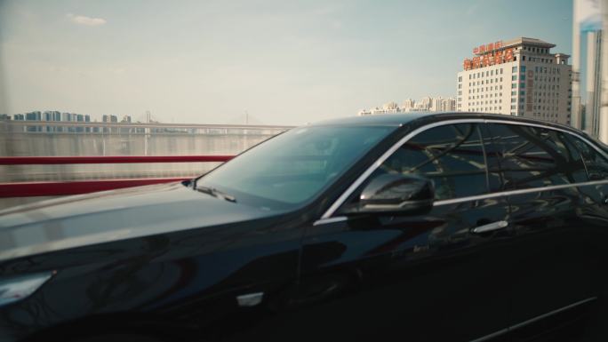 卡迪拉克汽车广告城市大桥路跑阳光电影感