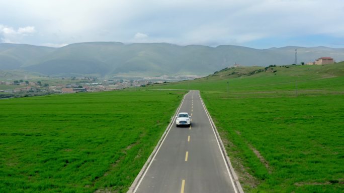 高原草原道路车辆行驶