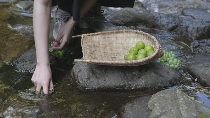 山泉溪水清洗水果李子葡萄西瓜野外