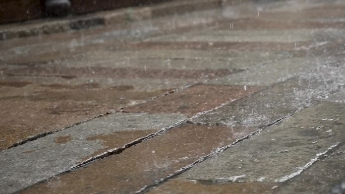 石板路的雨滴屋檐滴水