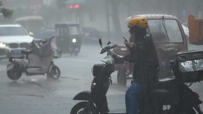 暴雨里的外卖小哥