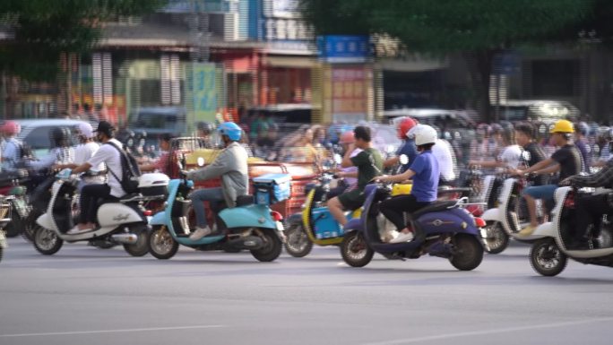 电单车电动车  城市白天街头车流