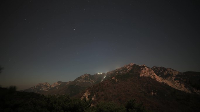 夜晚星空下的泰山延时摄影