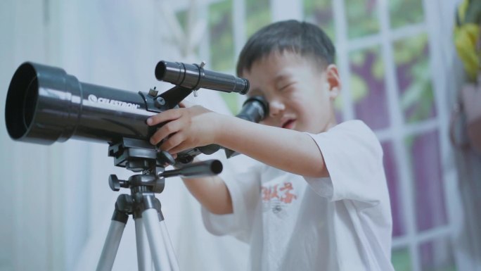 男童望远镜2