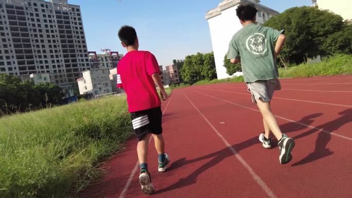 年轻人跑步训练跑步锻炼的青少年