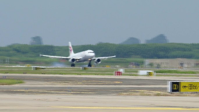 中国东方航空空客B-6217号飞机降落