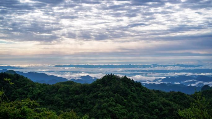 武陵山区雨后初晴耶稣光云海4K