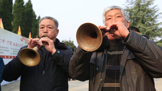 浙江农村乡村老人老爷爷吹唢呐实拍原素材