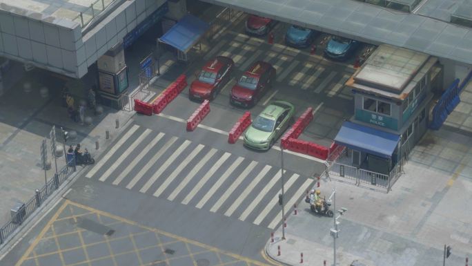 窗外广州天河东站公交场公交车出站