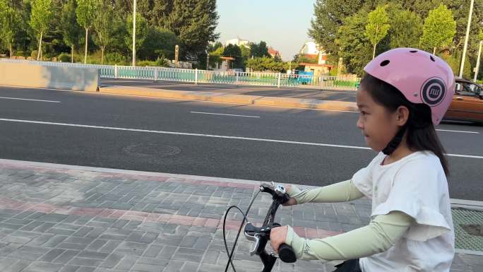 4K-骑自行车的小女孩