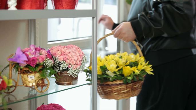 顾客在花店购买插花