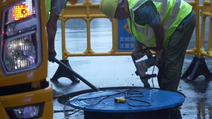 【城市施工】冒雨更换窨井盖