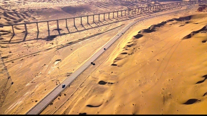 沙漠上的铁路戈壁铁路