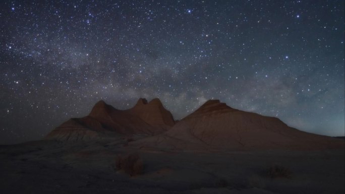 沙漠上的奇山火星山星空延时摄影短视频素材