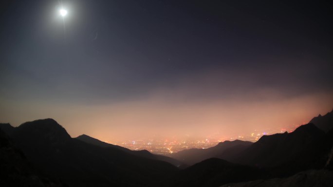夜晚星空下泰山上拍泰安延时摄影