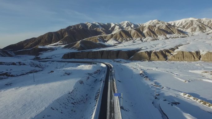 航拍公安警车行驶在雪后阳光戈壁大漠巡逻