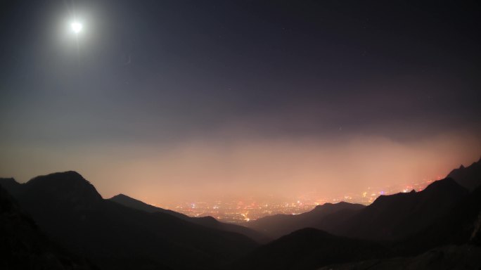 夜晚星空下的泰山延时摄影