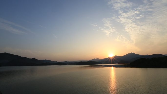 山水浙江诸暨东白湖水面湖面日出早晨延时